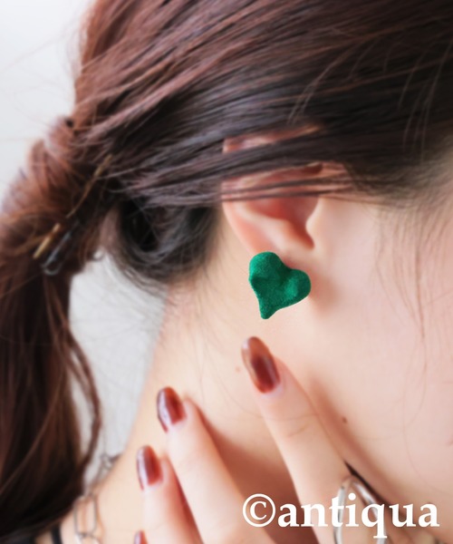 antiqua(アンティカ)の「フロッキー ハート ピアス(ピアス(両耳用)・レディース・ブラック/ホワイト/ワイン/グリーン・FREE)」の3枚目の写真
