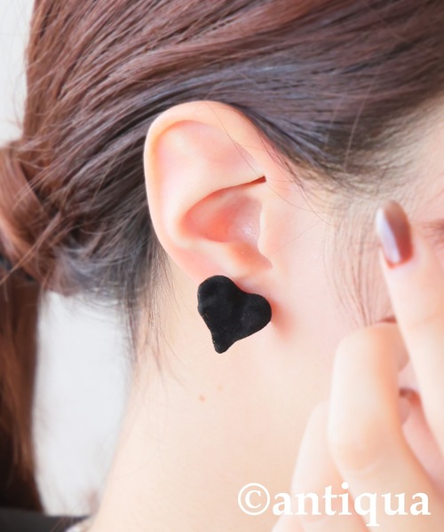 antiqua(アンティカ)の「フロッキー ハート ピアス(ピアス(両耳用)・レディース・ブラック/ホワイト/ワイン/グリーン・FREE)」の2枚目の写真