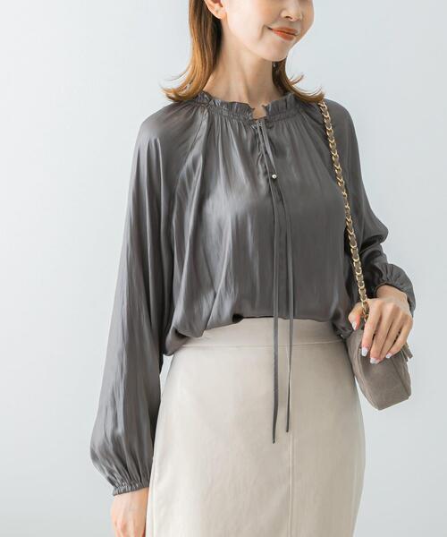 URBAN RESEARCH ROSSO WOMEN（アーバンリサーチ　ロッソ）の「グロッシー2WAYネックギャザーブラウス（シャツ/ブラウス・レディース・アイボリー/キャメル/チャコールグレー・FREE）」の3枚目の写真