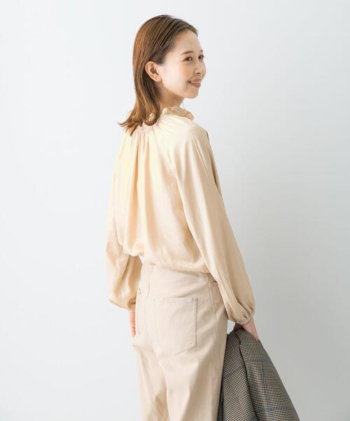 URBAN RESEARCH ROSSO WOMEN（アーバンリサーチ　ロッソ）の「グロッシー2WAYネックギャザーブラウス（シャツ/ブラウス・レディース・アイボリー/キャメル/チャコールグレー・FREE）」の6枚目の写真
