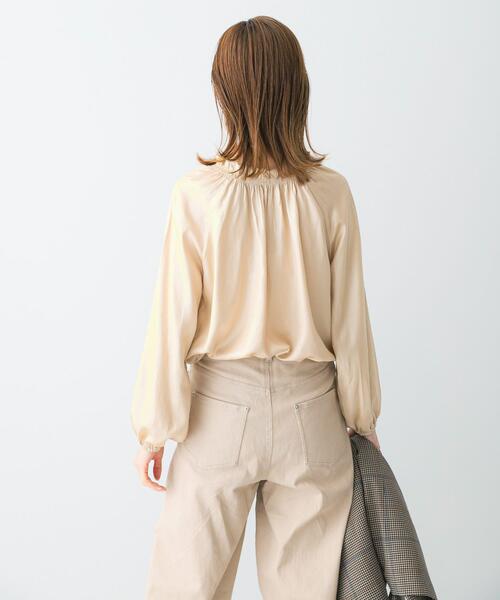 URBAN RESEARCH ROSSO WOMEN（アーバンリサーチ　ロッソ）の「グロッシー2WAYネックギャザーブラウス（シャツ/ブラウス・レディース・アイボリー/キャメル/チャコールグレー・FREE）」の7枚目の写真
