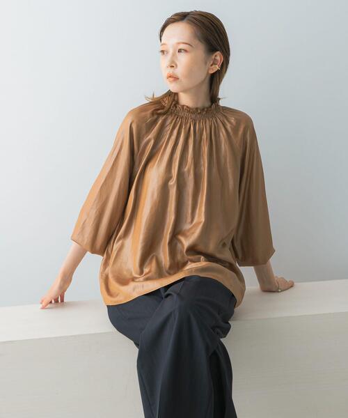 URBAN RESEARCH ROSSO WOMEN（アーバンリサーチ　ロッソ）の「グロッシー2WAYネックギャザーブラウス（シャツ/ブラウス・レディース・アイボリー/キャメル/チャコールグレー・FREE）」の11枚目の写真
