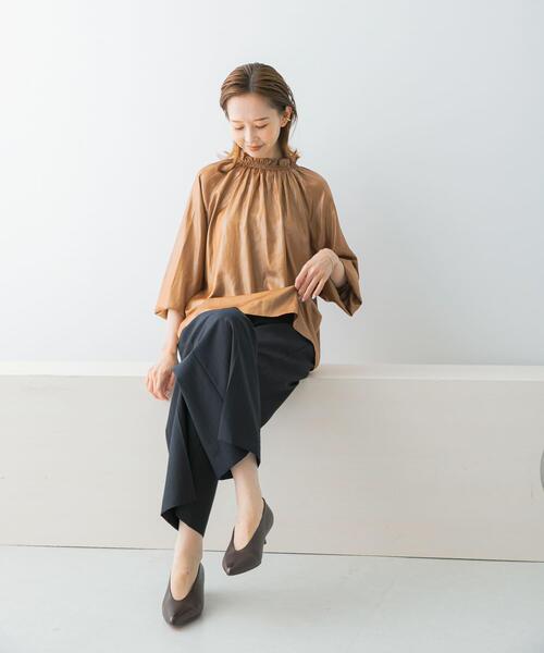 URBAN RESEARCH ROSSO WOMEN（アーバンリサーチ　ロッソ）の「グロッシー2WAYネックギャザーブラウス（シャツ/ブラウス・レディース・アイボリー/キャメル/チャコールグレー・FREE）」の12枚目の写真