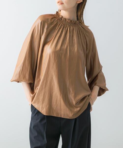 URBAN RESEARCH ROSSO WOMEN（アーバンリサーチ　ロッソ）の「グロッシー2WAYネックギャザーブラウス（シャツ/ブラウス・レディース・アイボリー/キャメル/チャコールグレー・FREE）」の13枚目の写真