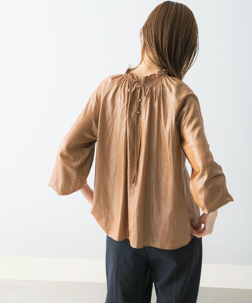 URBAN RESEARCH ROSSO WOMEN（アーバンリサーチ　ロッソ）の「グロッシー2WAYネックギャザーブラウス（シャツ/ブラウス・レディース・アイボリー/キャメル/チャコールグレー・FREE）」の14枚目の写真