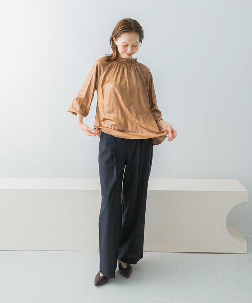 URBAN RESEARCH ROSSO WOMEN（アーバンリサーチ　ロッソ）の「グロッシー2WAYネックギャザーブラウス（シャツ/ブラウス・レディース・アイボリー/キャメル/チャコールグレー・FREE）」の15枚目の写真