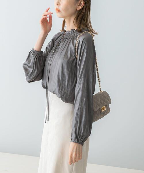 URBAN RESEARCH ROSSO WOMEN（アーバンリサーチ　ロッソ）の「グロッシー2WAYネックギャザーブラウス（シャツ/ブラウス・レディース・アイボリー/キャメル/チャコールグレー・FREE）」の22枚目の写真