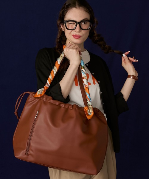 BONLECILL Marche(ボンルシールマルシェ)の「【BONLECILL Marche】《大容量》2wayドロストギャザートートバッグ/巾着バッグ/マザーズバッグ(トートバッグ・レディース・サンドベージュ/ワイン/グレイッシュベージュ/ブラック/キャメル/グリーン・FREE)」の5枚目の写真