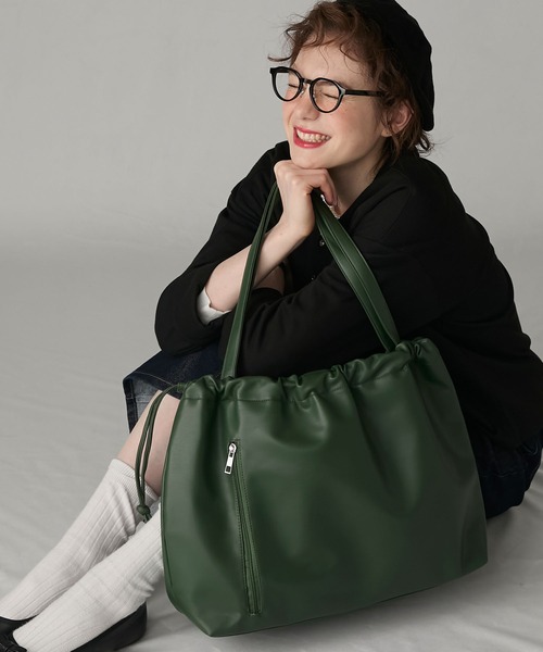 BONLECILL Marche(ボンルシールマルシェ)の「【BONLECILL Marche】《大容量》2wayドロストギャザートートバッグ/巾着バッグ/マザーズバッグ(トートバッグ・レディース・サンドベージュ/ワイン/グレイッシュベージュ/ブラック/キャメル/グリーン・FREE)」の4枚目の写真