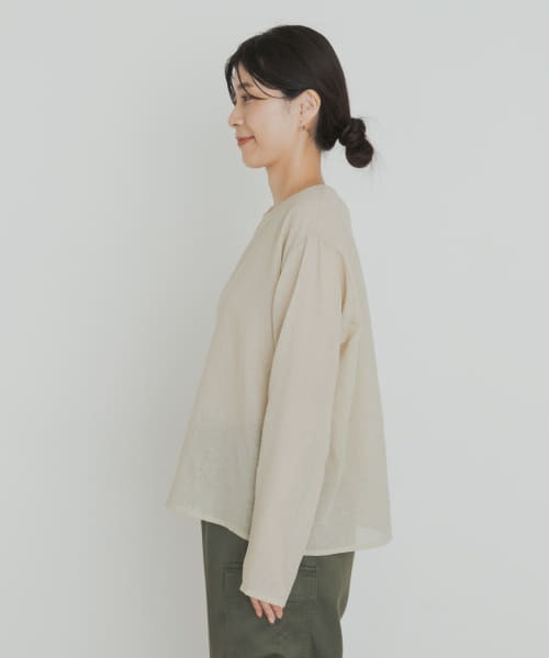 URBAN RESEARCH DOORS（アーバンリサーチドアーズ）の「シアーTシャツブラウス（シャツ/ブラウス・レディース・ホワイト/ライトカーキ・MEDIUM）」の16枚目の写真