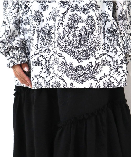 CECIL McBEE（セシルマクビー）の「花柄シャーリングブラウス（シャツ/ブラウス・レディース・グレイッシュベージュ/ブラック/オフホワイト・MEDIUM/LARGE）」の14枚目の写真