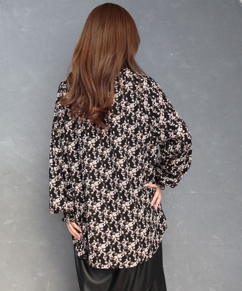 CECIL McBEE（セシルマクビー）の「花柄シャーリングブラウス（シャツ/ブラウス・レディース・グレイッシュベージュ/ブラック/オフホワイト・MEDIUM/LARGE）」の6枚目の写真