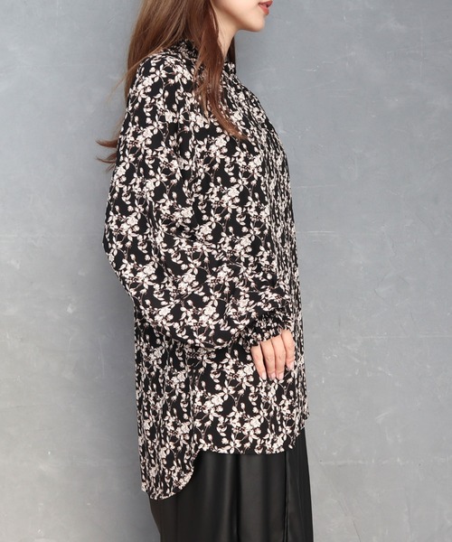 CECIL McBEE（セシルマクビー）の「花柄シャーリングブラウス（シャツ/ブラウス・レディース・グレイッシュベージュ/ブラック/オフホワイト・MEDIUM/LARGE）」の7枚目の写真