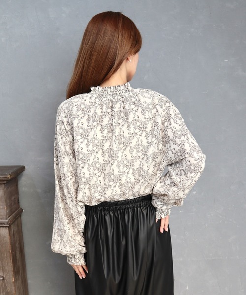 CECIL McBEE（セシルマクビー）の「花柄シャーリングブラウス（シャツ/ブラウス・レディース・グレイッシュベージュ/ブラック/オフホワイト・MEDIUM/LARGE）」の17枚目の写真