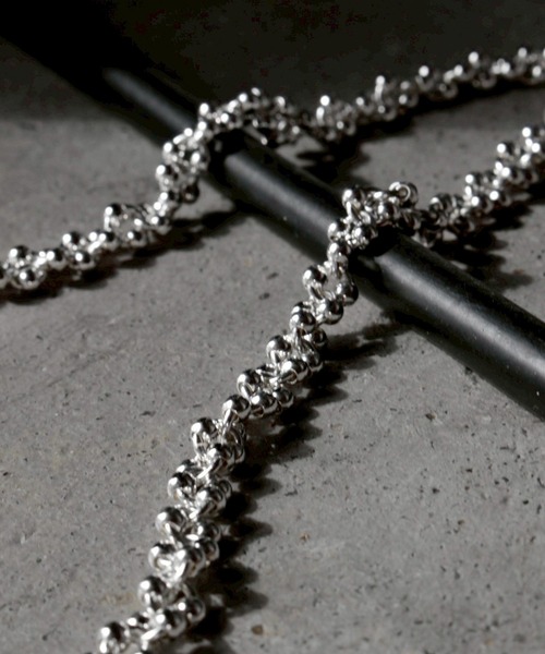 Soierie(ソワリー)の「【ZOZOTOWN 別注】ポム チェーン ネックレス / Pome chain necklace(ネックレス・レディース・シルバー×ゴールド・FREE)」の4枚目の写真