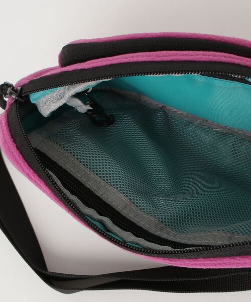 KiU(キウ)の「キウ KiU FLEECE MINI SHOULDER BAG(ショルダーバッグ・メンズ・その他・ONE SIZE)」の4枚目の写真