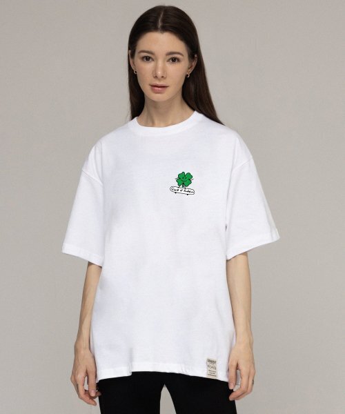 GRAVER（グレーバー）の「[ユニセックス]クローバーボード半袖Tシャツ_ホワイト（Tシャツ/カットソー・レディース・ホワイト・SMALL/MEDIUM/LARGE/X-LARGE）」の3枚目の写真