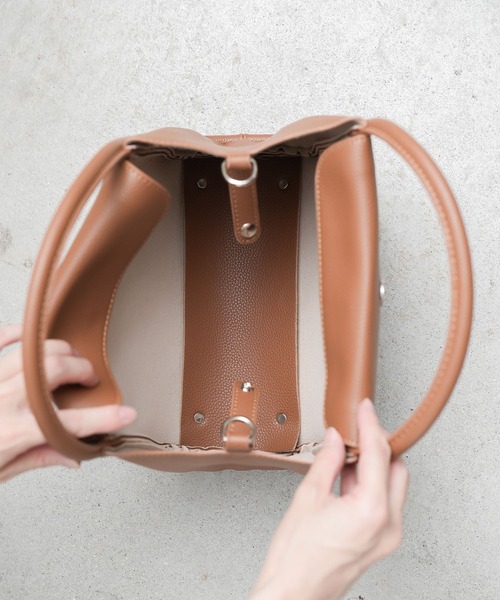 mili an deni(ミリアンデニ)の「スクウェアフラップフェイクレザーバッグ(ショルダーバッグ・レディース・ブラック/アッシュグレー/ブラウン・F)」の20枚目の写真