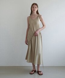 シャーリングVネックスリーブレスドレス - ベージュ