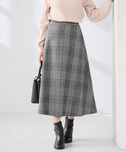 a.v.v(アーヴェヴェ)の「【雑誌InRed(宝島社)1月・2月合併号掲載】チェック柄フレアスカート(スカート・レディース・ブラック・40/38/36)」の1枚目の写真