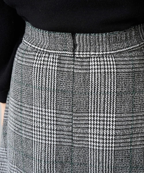 a.v.v(アーヴェヴェ)の「【雑誌InRed(宝島社)1月・2月合併号掲載】チェック柄フレアスカート(スカート・レディース・ブラック・40/38/36)」の7枚目の写真