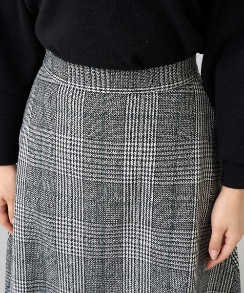 a.v.v(アーヴェヴェ)の「【雑誌InRed(宝島社)1月・2月合併号掲載】チェック柄フレアスカート(スカート・レディース・ブラック・40/38/36)」の8枚目の写真