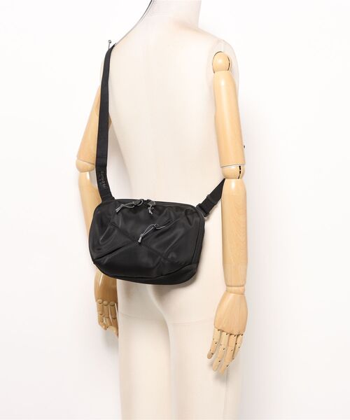 Samsonite Red（サムソナイトレッド）の「【SAMSONITE RED/サムソナイトレッド】 SAC'S BAR別注 バイアスジャック4D SLING BODY BAG S（ボディバッグ/ウエストポーチ・メンズ・ブラック・FREE）」の2枚目の写真