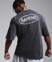 SAPIENS（サピエンス）の「Pigment Oval Logo Overfit Short Sleeve T-Shirt in Charcoal（Tシャツ/カットソー）」
