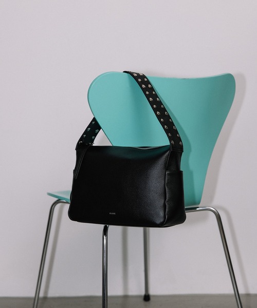 Beau're（ヴュレ）の「BEAURE ポイントスタッズ ワンショルダー（ショルダーバッグ・レディース・ブラック/グレー/シルバー・FREE）」の2枚目の写真