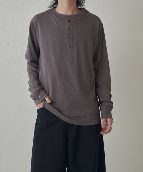 Lui's（ルイス）の「レイヤードヘンリーネックロングスリーブTシャツ（Tシャツ/カットソー・メンズ・チャコールグレー/ブラック・M/S）」の2枚目の写真