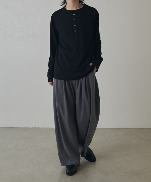 Lui's（ルイス）の「レイヤードヘンリーネックロングスリーブTシャツ（Tシャツ/カットソー・メンズ・チャコールグレー/ブラック・M/S）」の8枚目の写真