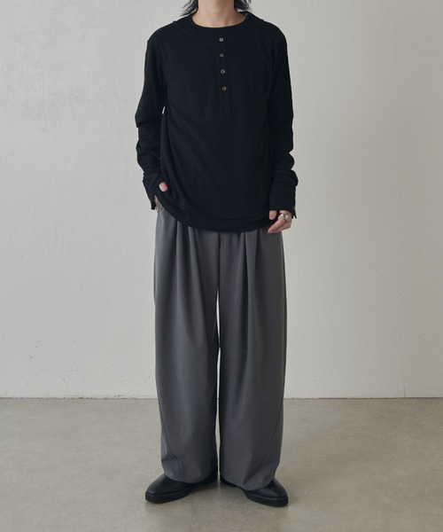 Lui's（ルイス）の「レイヤードヘンリーネックロングスリーブTシャツ（Tシャツ/カットソー・メンズ・チャコールグレー/ブラック・M/S）」の7枚目の写真