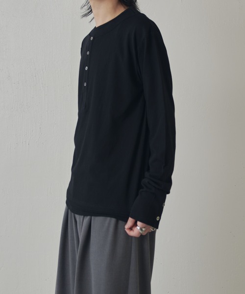 Lui's（ルイス）の「レイヤードヘンリーネックロングスリーブTシャツ（Tシャツ/カットソー・メンズ・チャコールグレー/ブラック・M/S）」の4枚目の写真