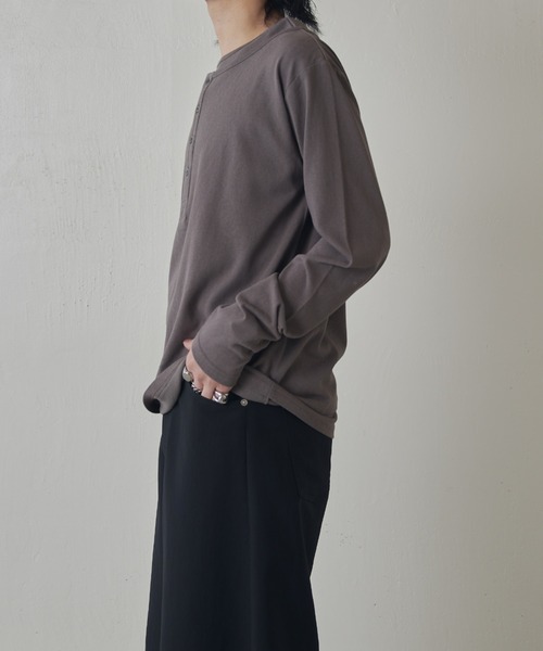 Lui's（ルイス）の「レイヤードヘンリーネックロングスリーブTシャツ（Tシャツ/カットソー・メンズ・チャコールグレー/ブラック・M/S）」の11枚目の写真