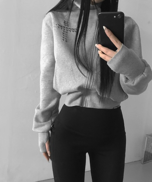 THEAIRTOWN（ジエアタウン）の「tuebe cross high neck zip-up（スウェット・レディース・グレー/ブラック・FREE）」の4枚目の写真