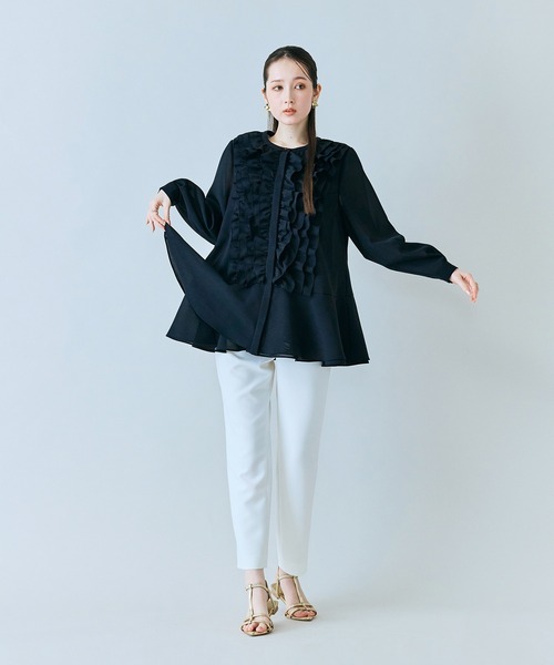 Audie a Muses(オーディアミューズ)の「たっぷりフリルブラウス(シャツ/ブラウス・レディース・ブラック/オフホワイト/ベージュ・38/42)」の4枚目の写真