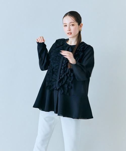 Audie a Muses(オーディアミューズ)の「たっぷりフリルブラウス(シャツ/ブラウス・レディース・ブラック/オフホワイト/ベージュ・38/42)」の5枚目の写真