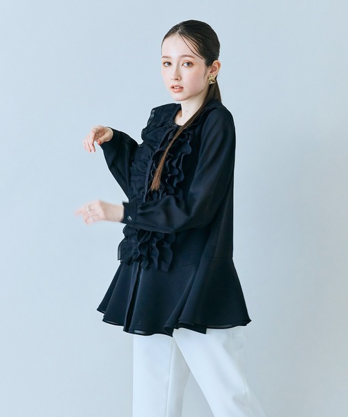 Audie a Muses(オーディアミューズ)の「たっぷりフリルブラウス(シャツ/ブラウス・レディース・ブラック/オフホワイト/ベージュ・38/42)」の6枚目の写真