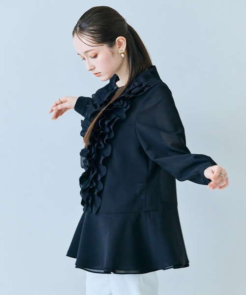 Audie a Muses(オーディアミューズ)の「たっぷりフリルブラウス(シャツ/ブラウス・レディース・ブラック/オフホワイト/ベージュ・38/42)」の8枚目の写真