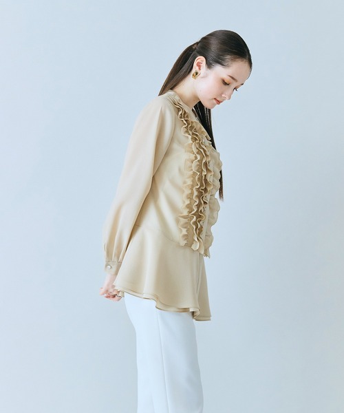 Audie a Muses(オーディアミューズ)の「たっぷりフリルブラウス(シャツ/ブラウス・レディース・ブラック/オフホワイト/ベージュ・38/42)」の22枚目の写真