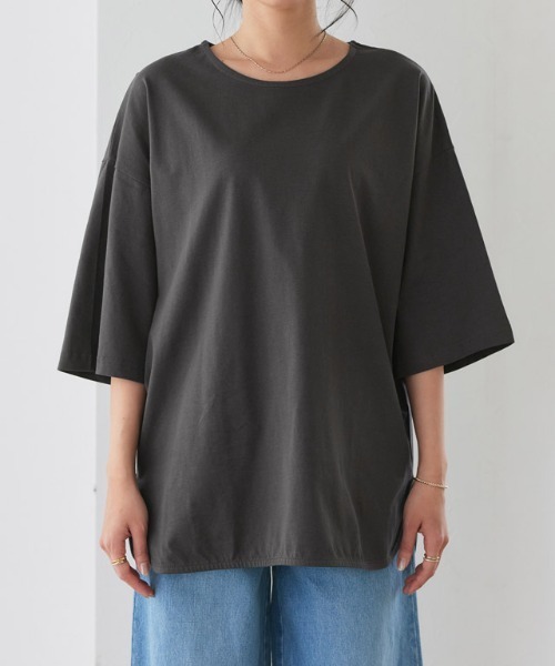 Pierrot(ピエロ)の「綿100%ラウンドヘムチュニックTシャツ(Tシャツ/カットソー・レディース・オフホワイト/ブラック/グレー系その他/チャコール/サンドベージュ・M/L)」の8枚目の写真