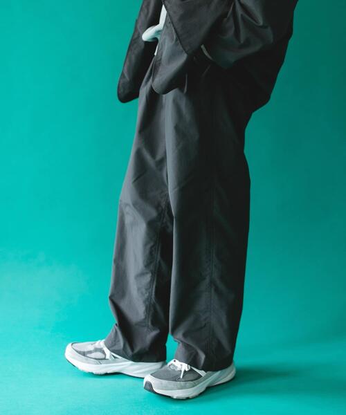 BURLAP OUTFITTER(バーラップアウトフィッター)の「『別注』BURLAP OUTFITTERR×DOORS SUPPLEX NYLON PANTS(その他パンツ・メンズ・チャコールグレー/ブラック・MEDIUM/LARGE/X-LARGE)」の5枚目の写真