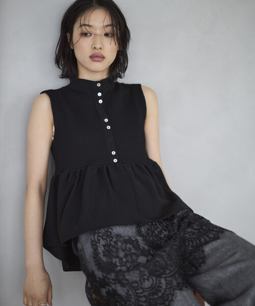 Firsthand（ファーストハンド）の「Firsthand/ファーストハンド ジャパンメイド ホールガーメント ペプラム ベスト（ベスト・レディース・ブラック/ベージュ/レッド・FREE）」の2枚目の写真