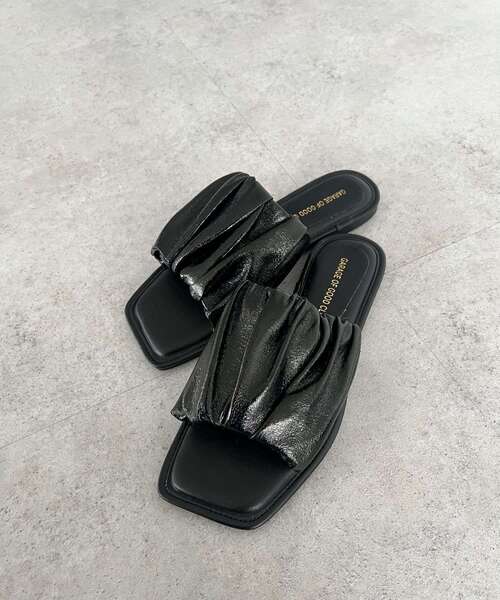 GARAGE OF GOOD CLOTHING(ガレージオブグッドクロージング)の「シャーリングフラットサンダル(サンダル・レディース・ブラック・S)」の1枚目の写真