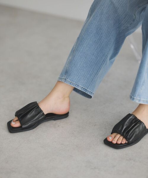 GARAGE OF GOOD CLOTHING(ガレージオブグッドクロージング)の「シャーリングフラットサンダル(サンダル・レディース・ブラック・S)」の3枚目の写真