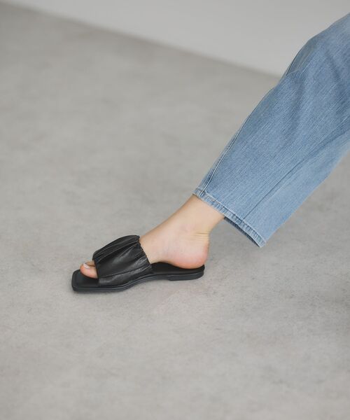 GARAGE OF GOOD CLOTHING(ガレージオブグッドクロージング)の「シャーリングフラットサンダル(サンダル・レディース・ブラック・S)」の4枚目の写真