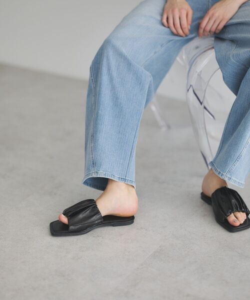 GARAGE OF GOOD CLOTHING(ガレージオブグッドクロージング)の「シャーリングフラットサンダル(サンダル・レディース・ブラック・S)」の5枚目の写真