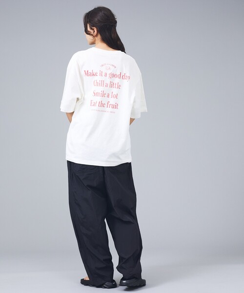 FRUIT OF THE LOOM（フルーツオブザルーム）の「【FRUIT OF THE LOOM/フルーツ・オブ・ザ・ルーム】バックロゴメッセージTシャツ/ユニセックス（Tシャツ/カットソー・メンズ・チャコールグレー/イエロー/ホワイト・M/L）」の4枚目の写真