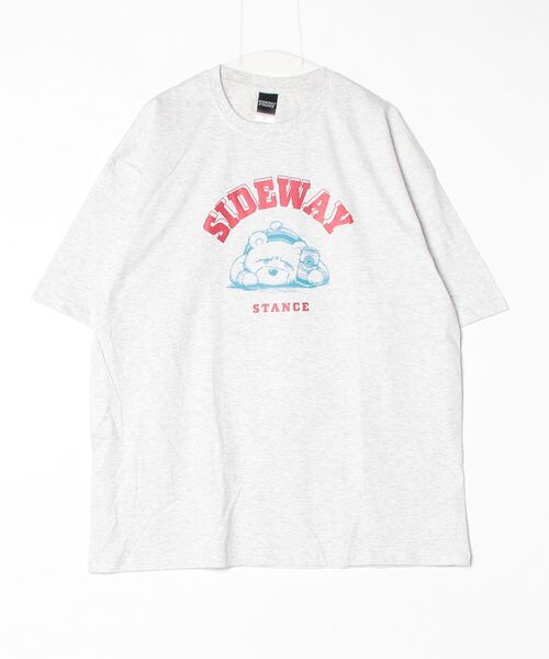 En serio TOKYO（エンソリオトーキョー）の「【SIDEWAYSTANCE】ダウナーベアカレッジロゴ半袖Tシャツ 70704（Tシャツ/カットソー・メンズ・ホワイト/ブラック/アッシュ・MEDIUM/SMALL/LARGE/X-LARGE）」の3枚目の写真