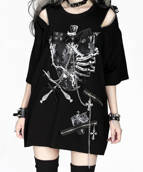 NOVESSEL(ノベセル)の「『AOSPACE/アオスペース』ショルダーZIPイチゴプリントTシャツ(Tシャツ/カットソー・レディース・ブラック×ブルー/ブラック×グレー・FREE)」の1枚目の写真